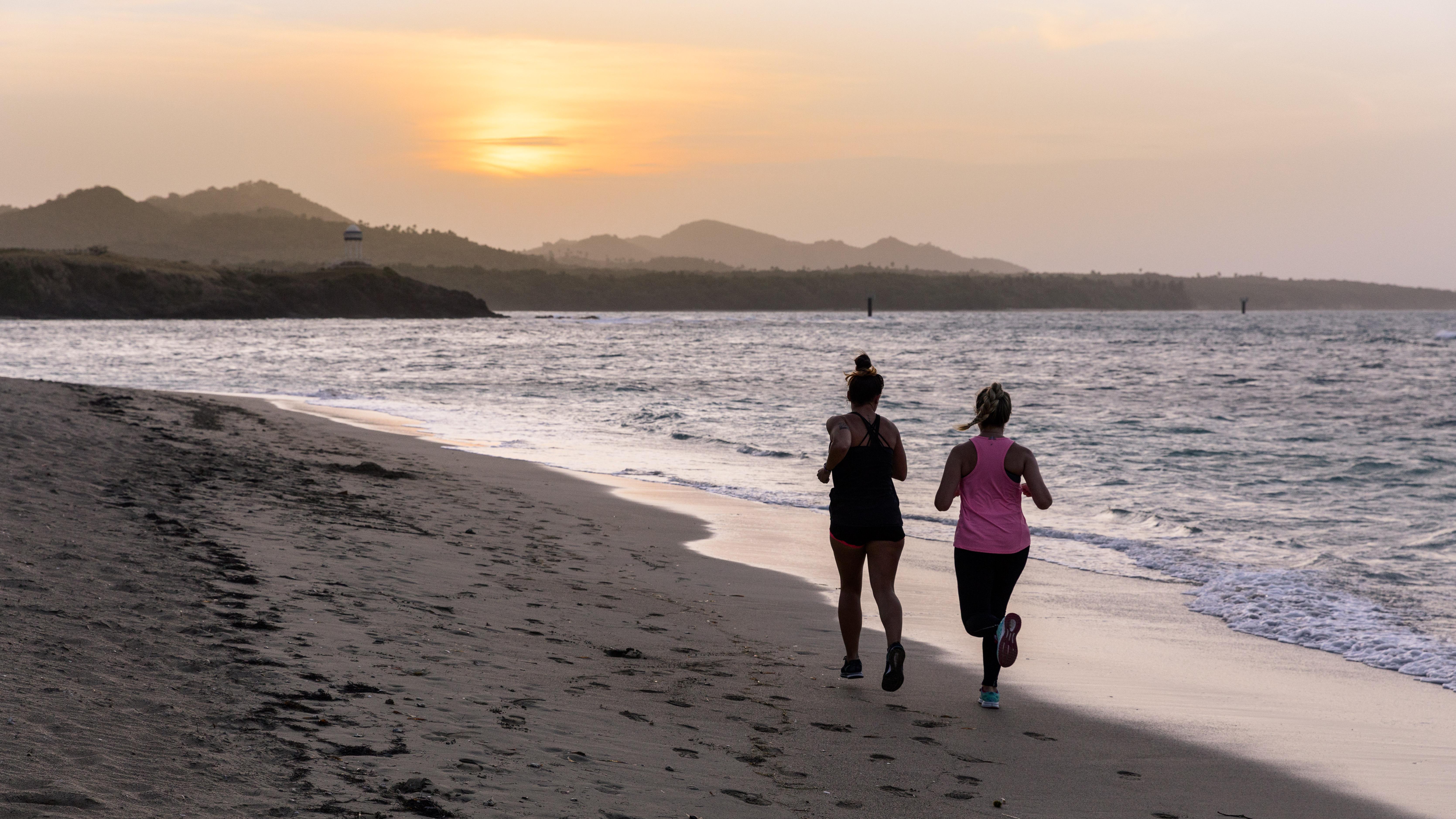 Playabachata Puerto Plata Zewnętrze zdjęcie Joggers on the beach at sunset