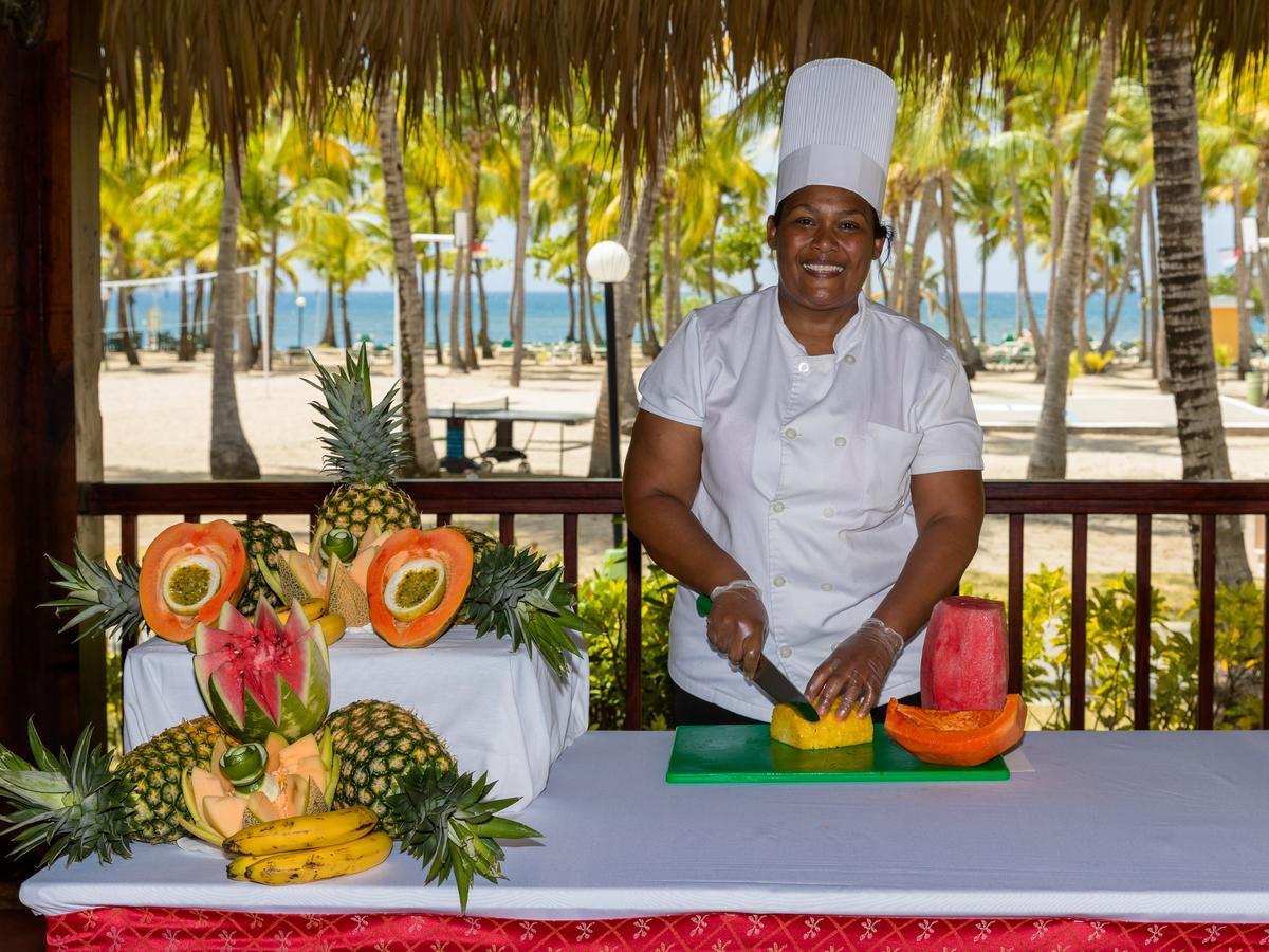 Playabachata Puerto Plata Zewnętrze zdjęcie A chef at work